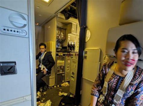 Singapore Airlines: Passenger dead after severe turbulence on London.